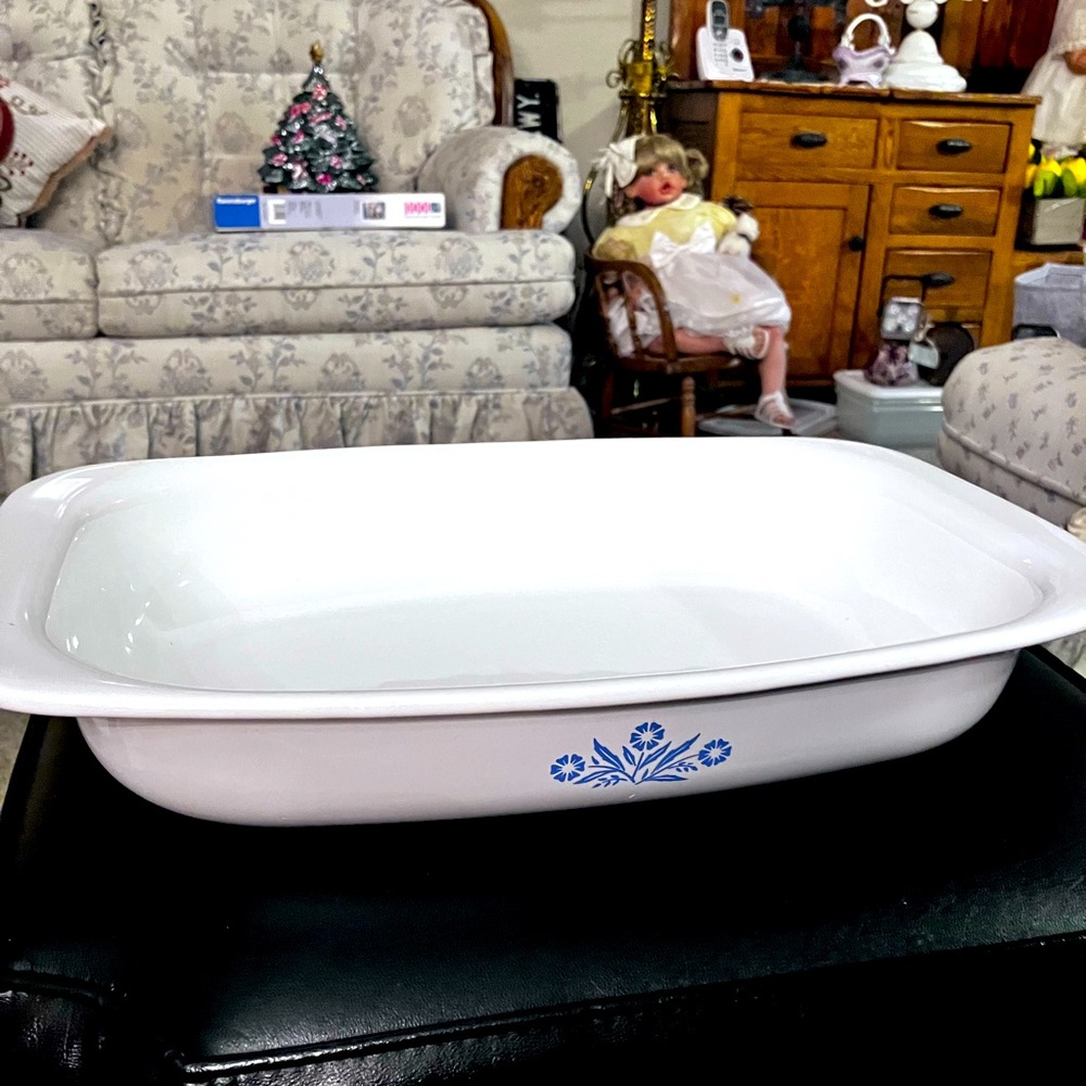 A Corning Ware Roaster Pan 15 1/4” x 10” ready to roast the Turkey or Ham